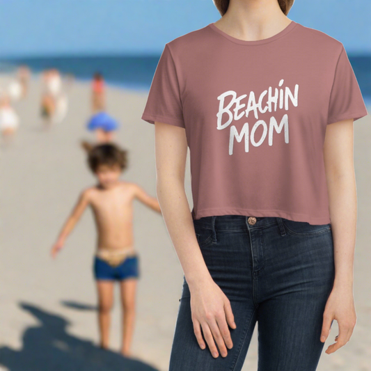 Beachin Mom - Women's Flowy Cropped Tee
